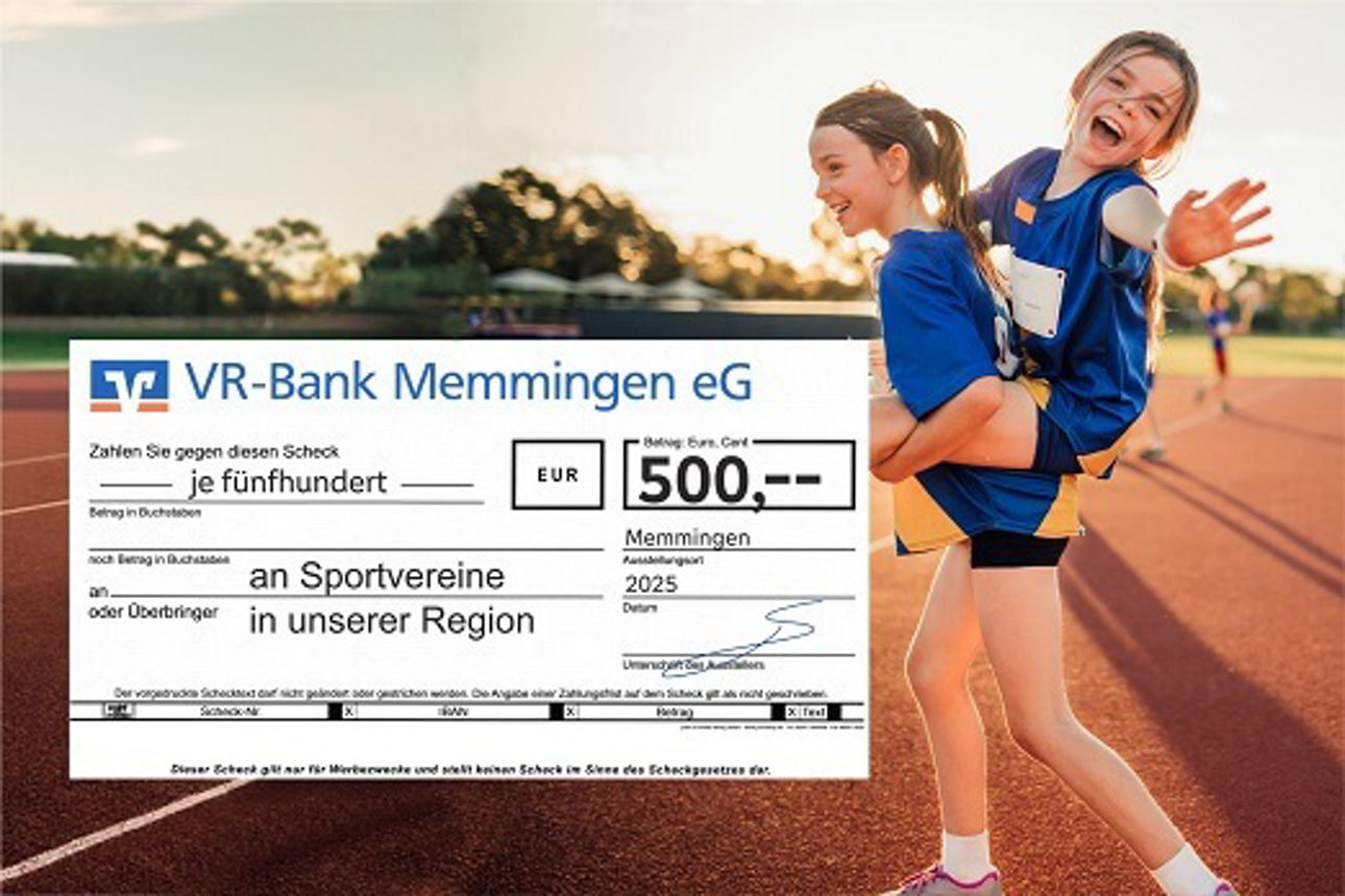 Fotomontage von zwei Mädchen auf einem Sportplatz. Ein Spendenscheck unserer Bank ist zu sehen.