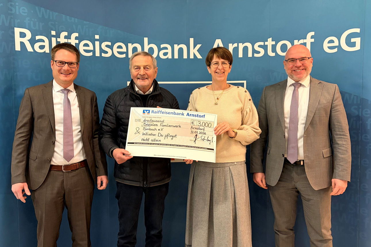 Symbolische Spendenübergabe an die beiden bedachten Institutionen