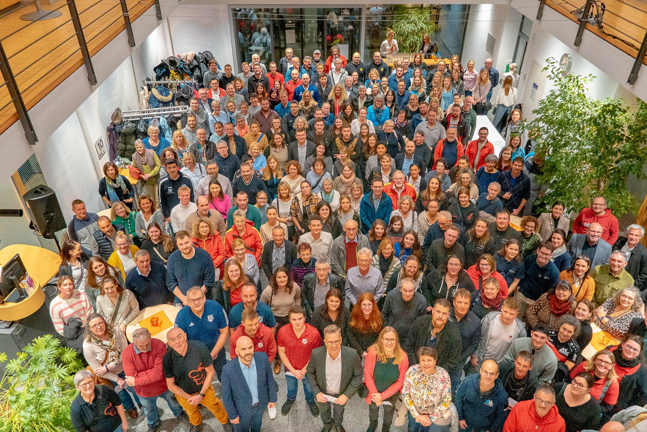 Ein Gruppenbild bestehend aus Personen aus Vereinen und Einrichtungen bei der Spendenübergabe in Waldshut.