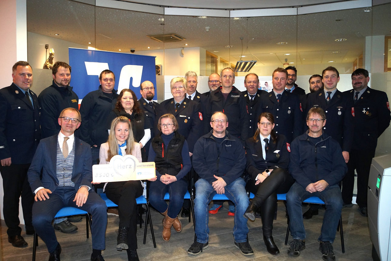 Vertreter der Feuerwehren mit Vorstand Wellisch