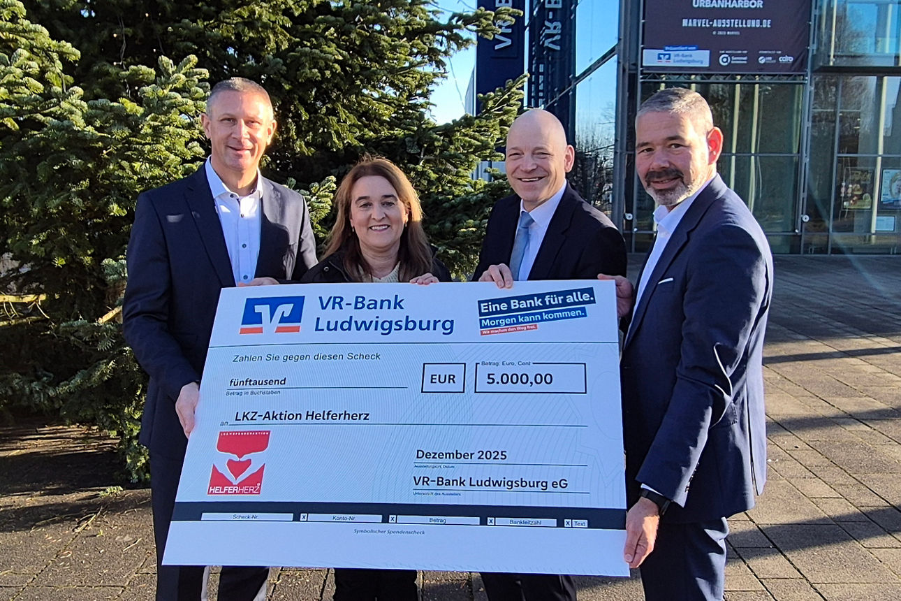 Die drei Vorstände der VR-Bank Ludwigsburg bei der Scheckübergabe für die Aktion Helferherz