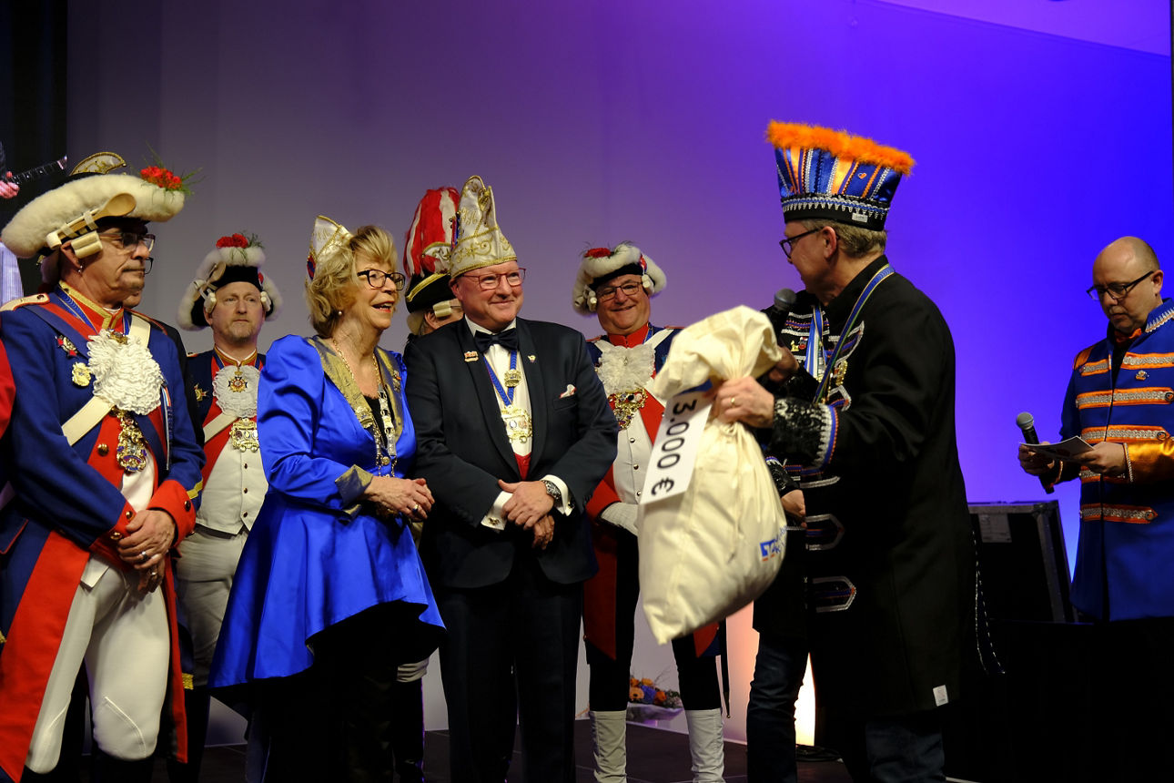 Spendenübergabe durch Jürgen Pütz an den Festausschuss Bonner Karneval