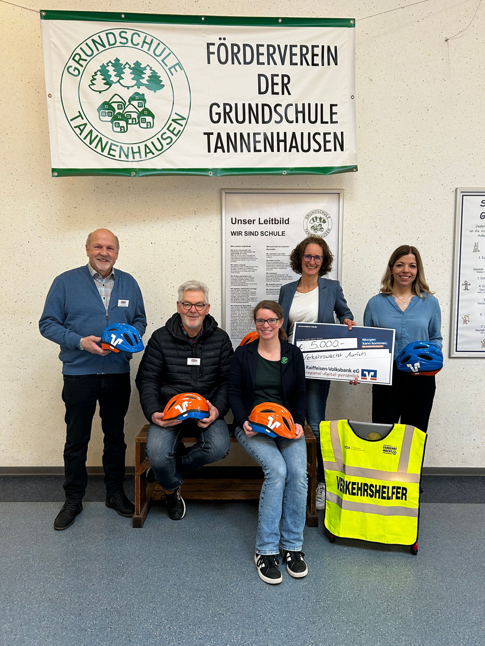 Fünf Personen bei der symbolischen Scheckübergabe an die Verkehrswacht Aurich