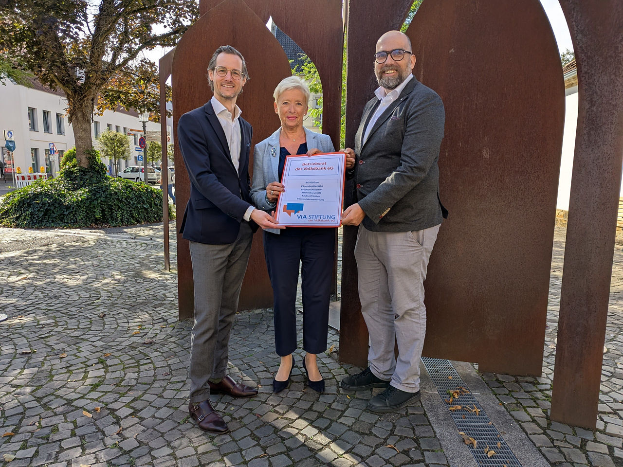 Offizielle Spendenübergabe mit Michael Burchard (links, VIA Stiftung), Annegret Bockey (Mitte) und Dirk Möller (rechts).