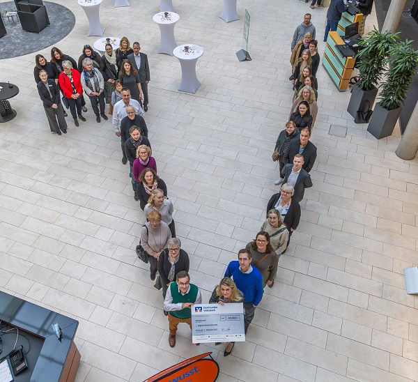 Dortmunder Volksbank und geförderte Einrichtungen bei der Spendenübergabe 