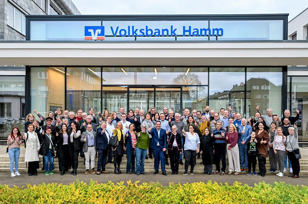 Volksbank Hamm und geförderte Einrichtungen bei der Spendenübergabe