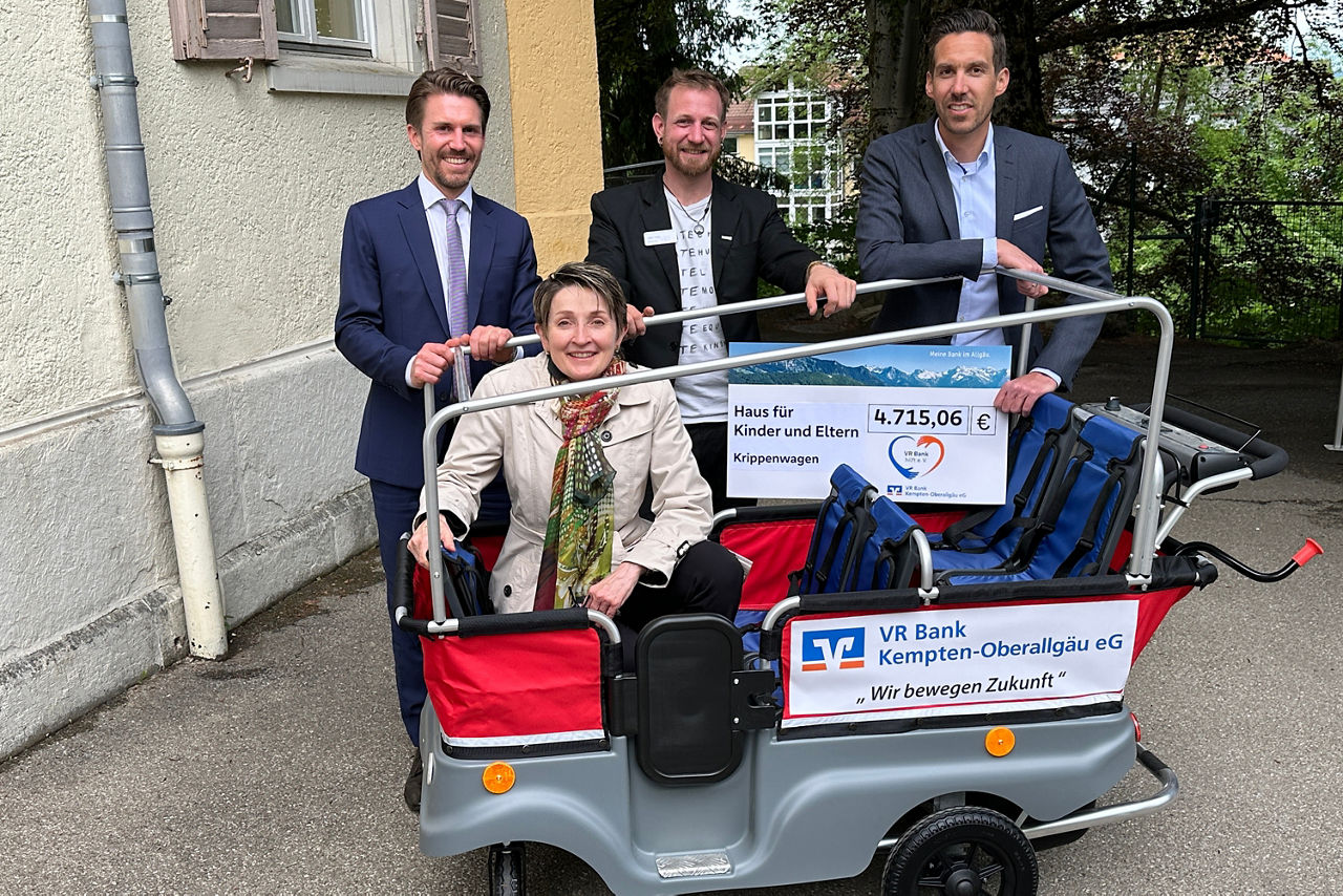 Spendenübergabe an Team der Lebenshilfe - Personengruppe steht vor Kaffee-Röster