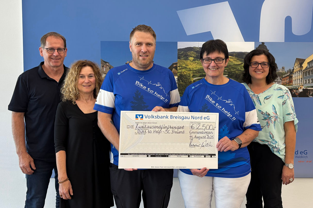 Männer und Frauen mit Präsentationsscheck