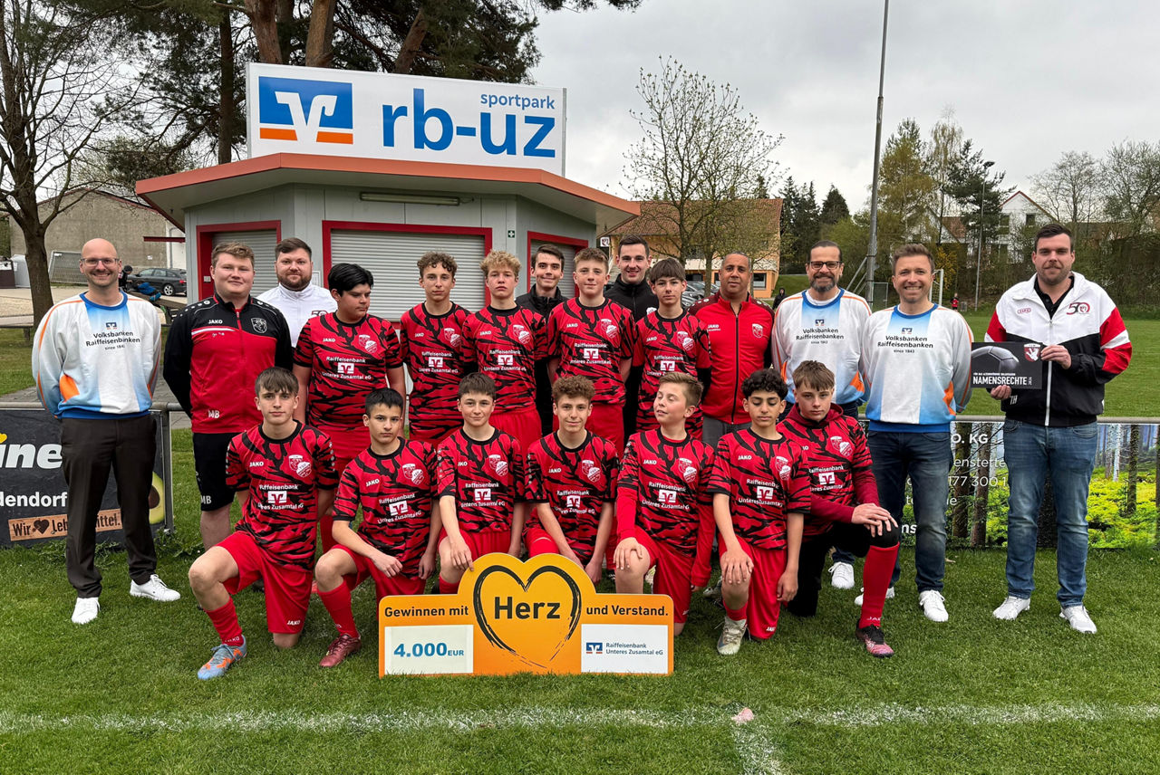 Spendenübergabe am rb-uz sportpark