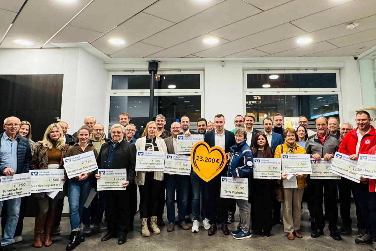 Alle Spendenempfänger mit Spendenscheck und den Verantwortlichen der Bank