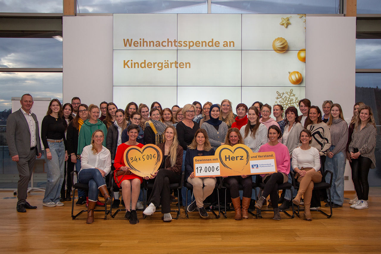 Bild von der Spendenübergabe mit unserem Vorstand und Kindergartenleitungen