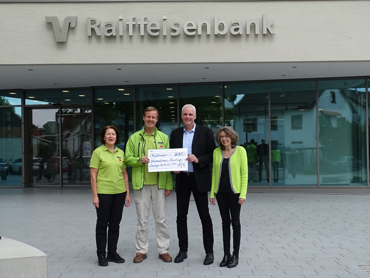 Sie stehen vor der Hauptgeschäftsstelle der Raiffeisenbank Denzlingen-Sexau eG in Denzlingen.