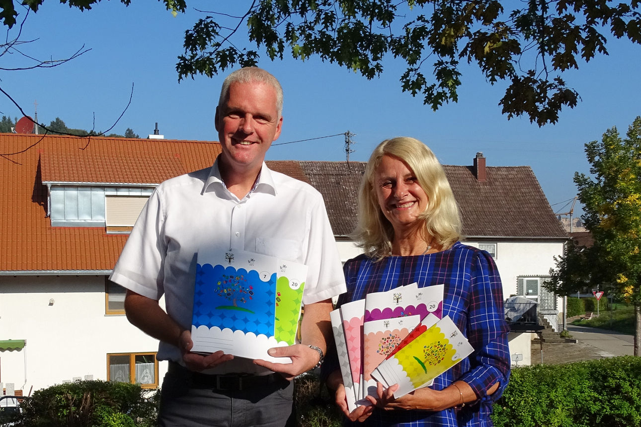 Links steht der Vorstand der Raiffeisenbank Denzlingen-Sexau eG und rechts die ehemalige Schulleiterin einer örtlichen Schule