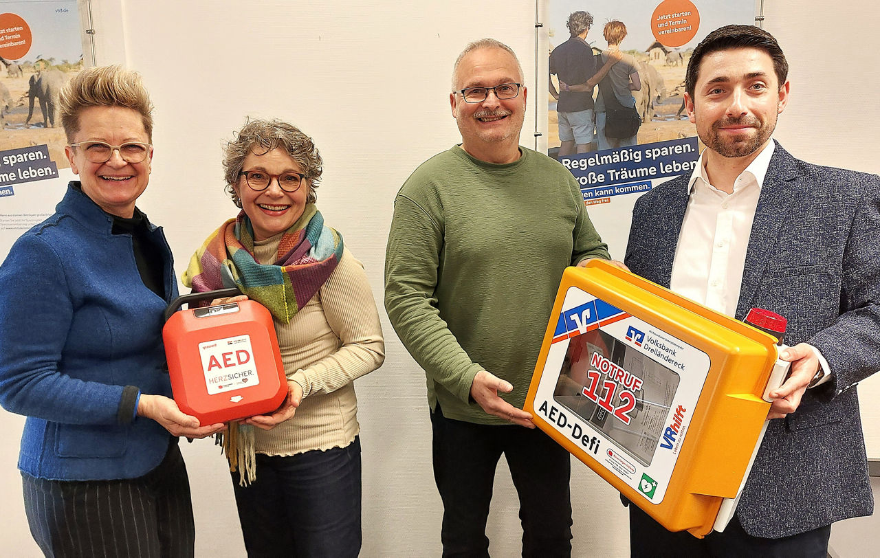 Spendenübergabe durch Filialleiter Dennis Hofmann (rechts) und Vorstandsassistenz Sandra Friedrich (links)