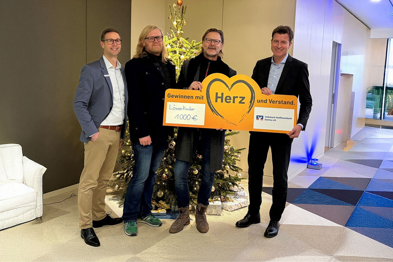 Gruppenbild mit Mitarbeitern der Bank und Vertretern von Löwenkinder Dachau e. V.
