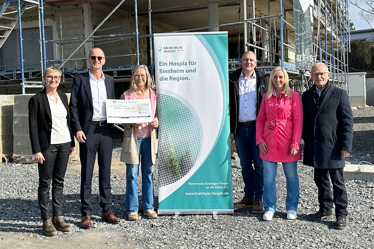 Klaus Bieler besucht den Neubau des Kraichgau-Hospizes zur Übergabe der ersten 20.000 Euro.  v.l.n.r. Birgit Michel (Vorstand