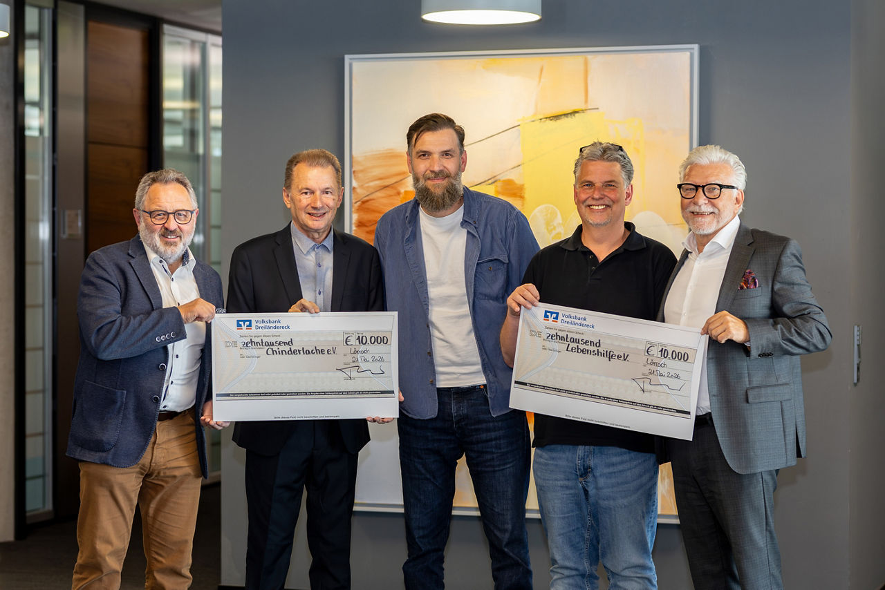 Spendenübergabe durch Eugen Katzenstein (Aufsichtsratsvorsitzender, links) und Günther Heck (Vorstandsvorsitzender, rechts)