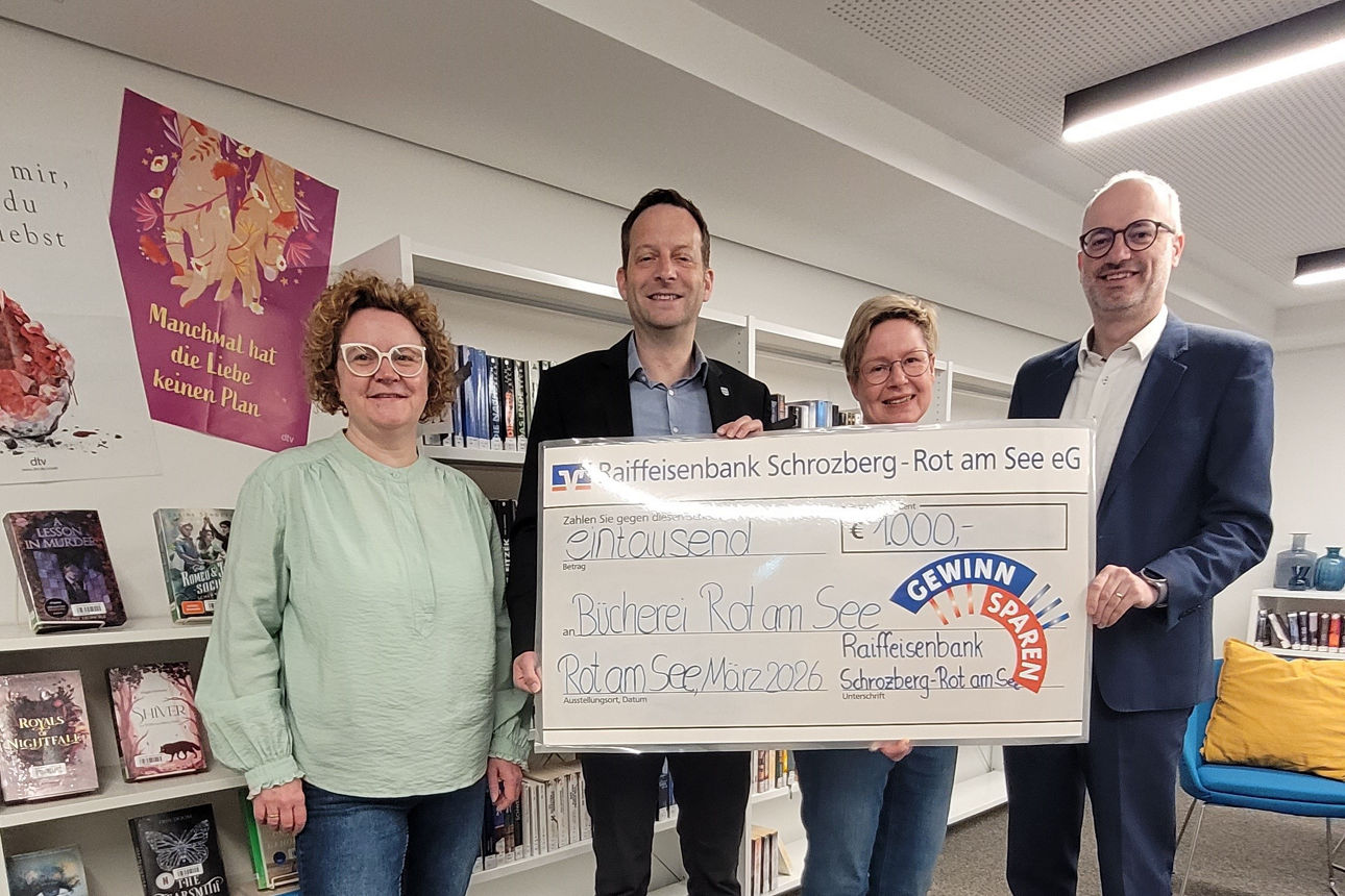 Mitarbeitende der Bücherei, Bürgermeister und Vorstand Thomas Haag halten Spendenscheck in der Hand