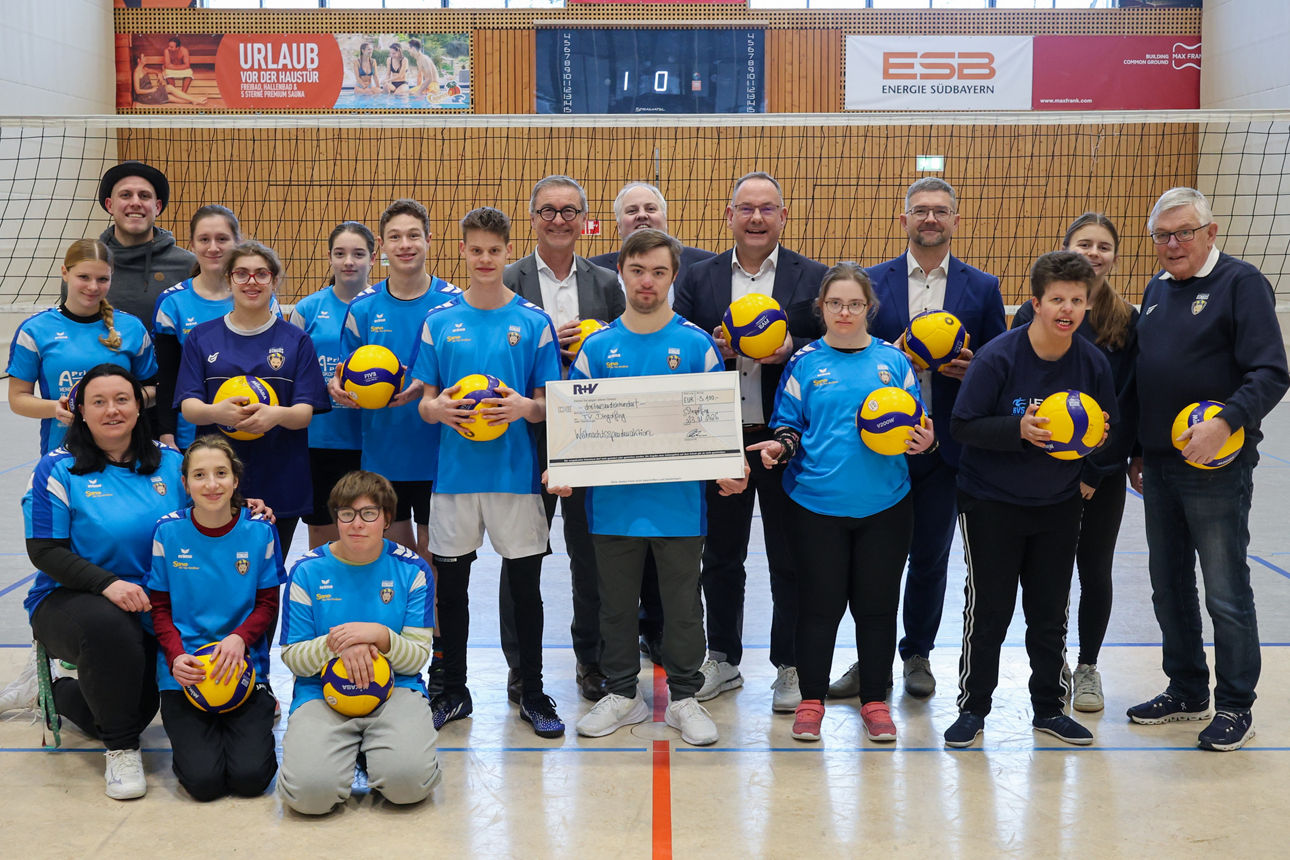 Die Handballgruppe des TV Dingolfing hält einen Spendencheck hoch