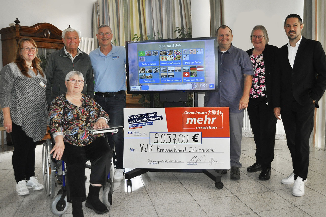 Das Bild zeigt Vertreter Sozialverband VdK Hessen-Thüringen e. V. und der VR Bank Main-Kinzig-Büdingen zusammen mit Senioren bei der Scheck-Übergabe nach erfolgreicher Crowdfunding-Aktion,