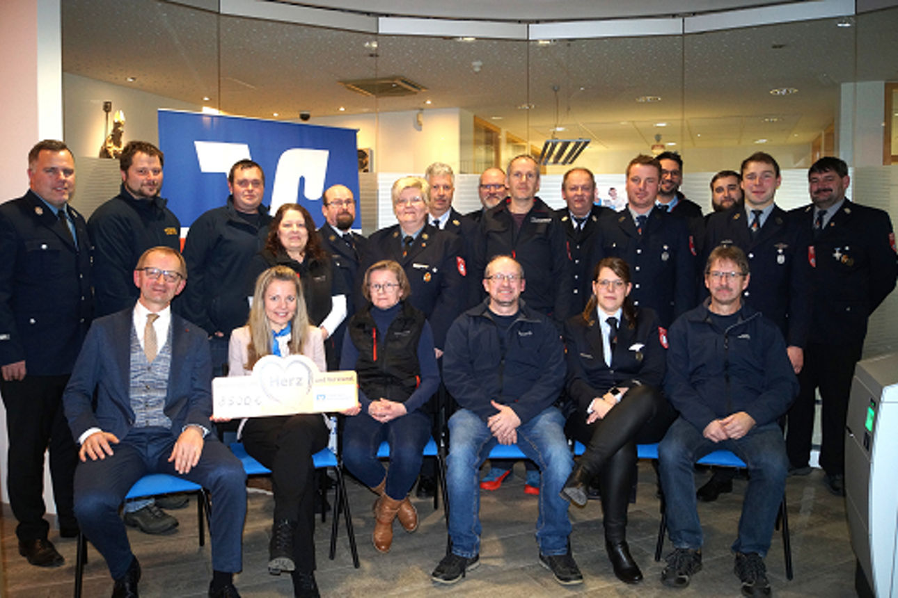 Die Vertreter der Feuerwehren und Helfer vor Ort