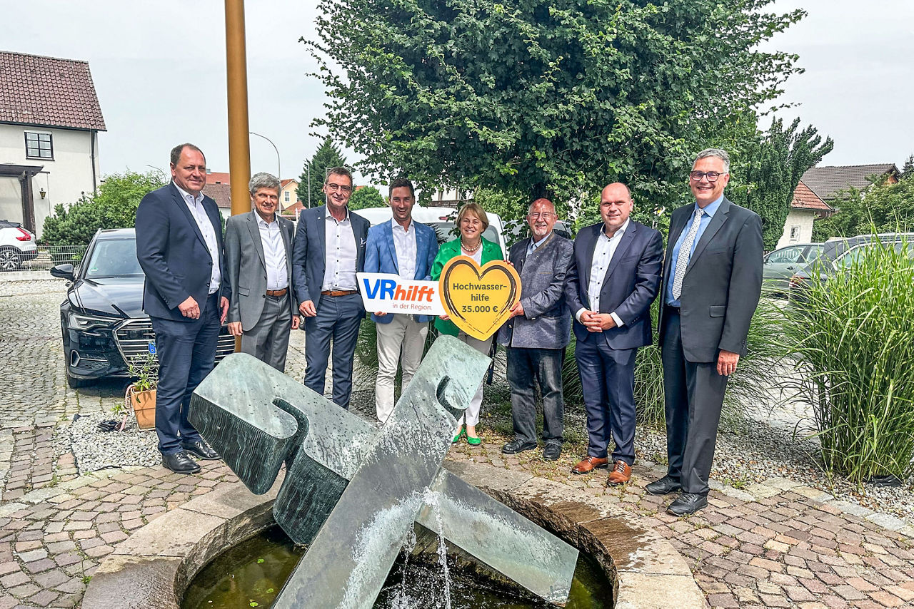 Ein Foto von Geschäftspartnern, die ein gelbes Herz aus Pappe halten