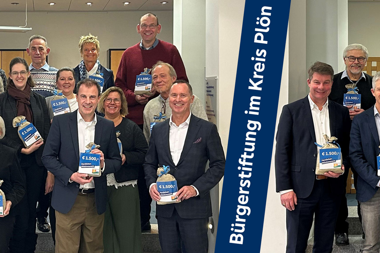 Mehrere Menschen stehen zusammen und halten ein Spendensack in der Hand