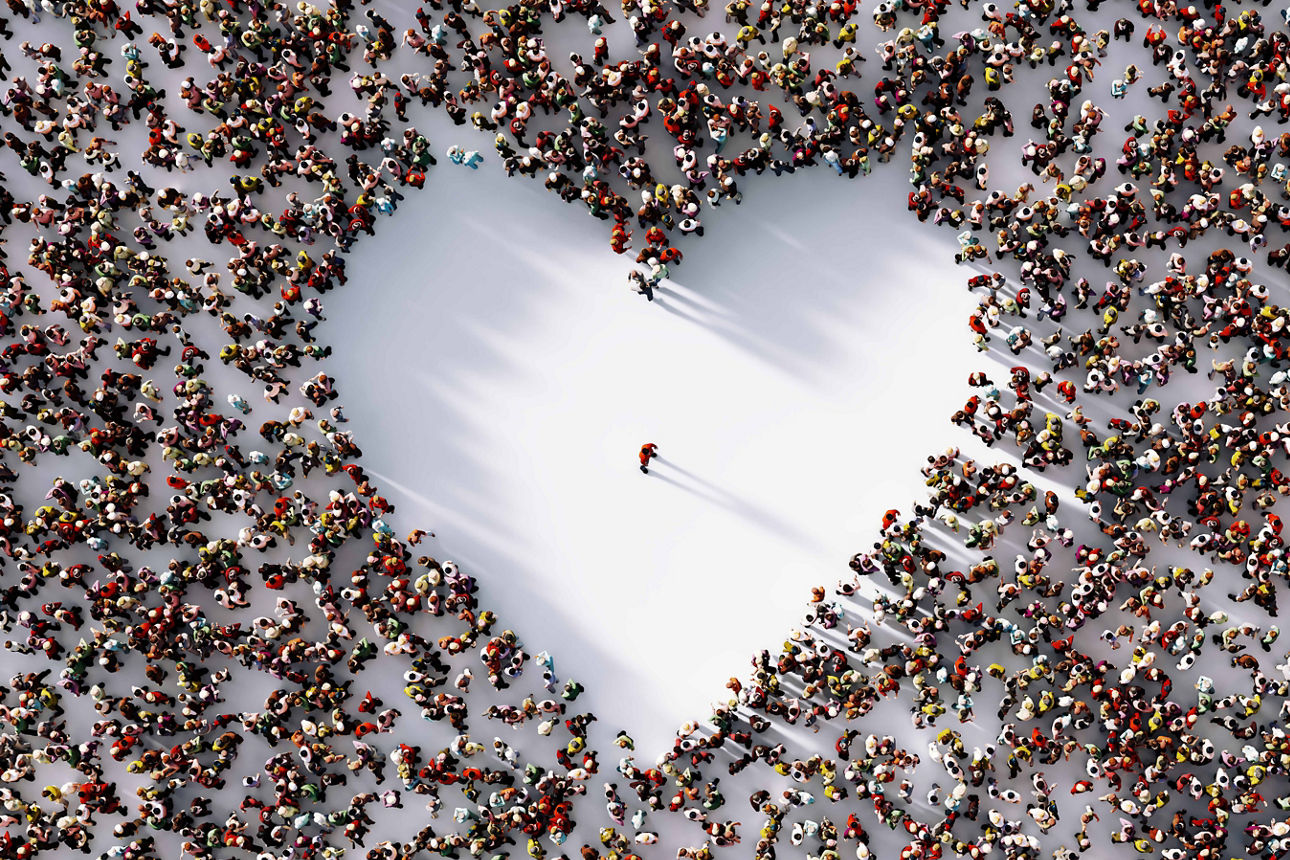 Eine Menschenmasse die ein Herz abbildet. 