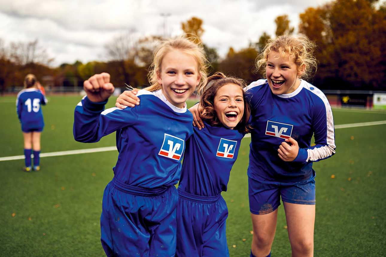 Ein Team junger Fußballerinnen und Fußballer, voller Freude und Energie.