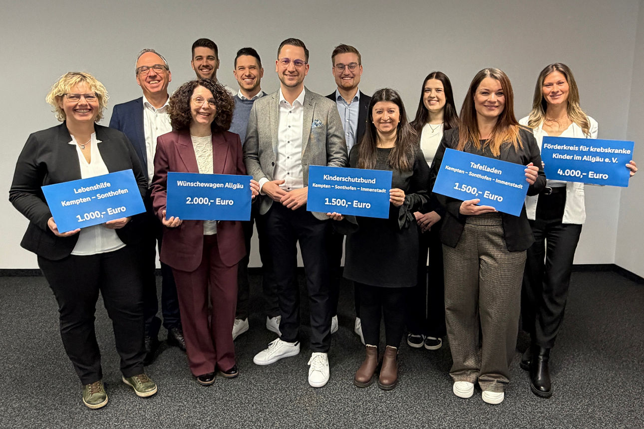 Spenden statt Schenken - 11 Mitarbeiterinnen und Mitarbeiter halten Schilder mit den Empfängern der Aktion