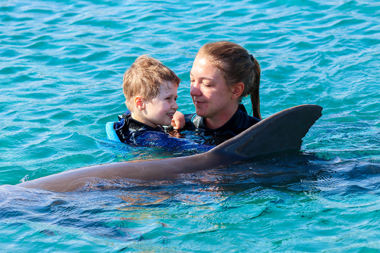 Felix bei der Delfin-Therapie