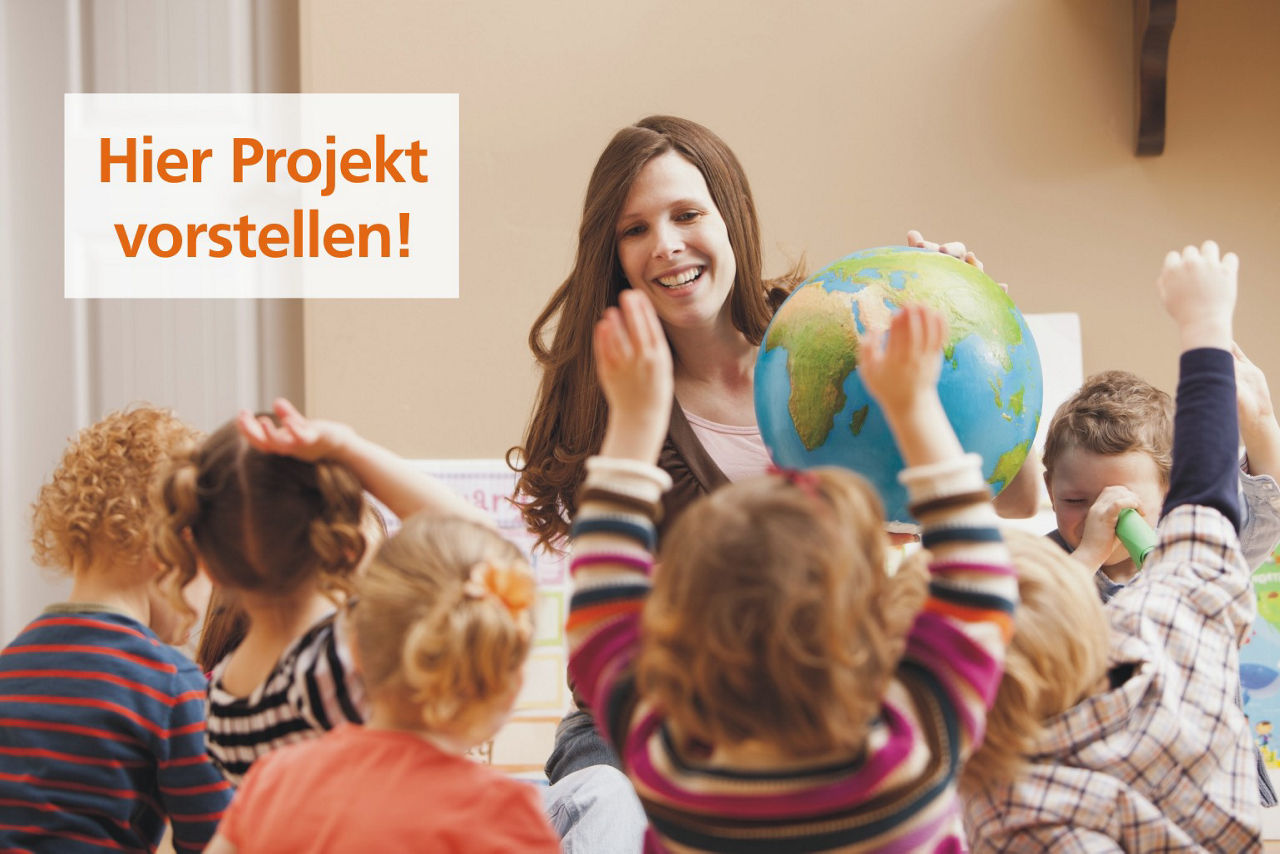  Eine vielfältige Gruppe von Kindern, die sich um einen Globus versammelt hat