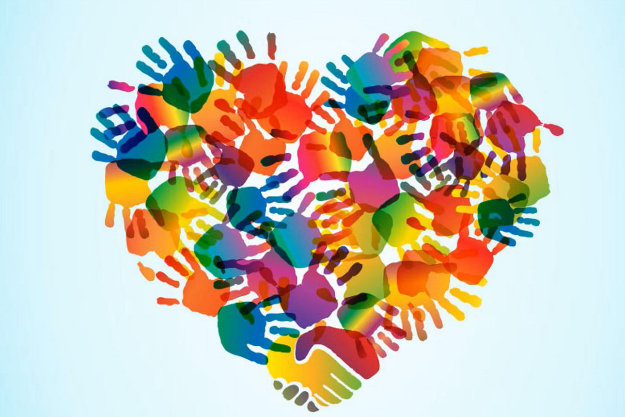 Ein Herz aus bunten Händen vor blauem Hintergrund
