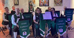 Gruppenfoto im Rahmen der Spendenübergabe
