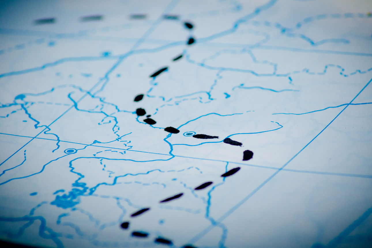 Eine blaue Landkarte mit eingezeichneter Route