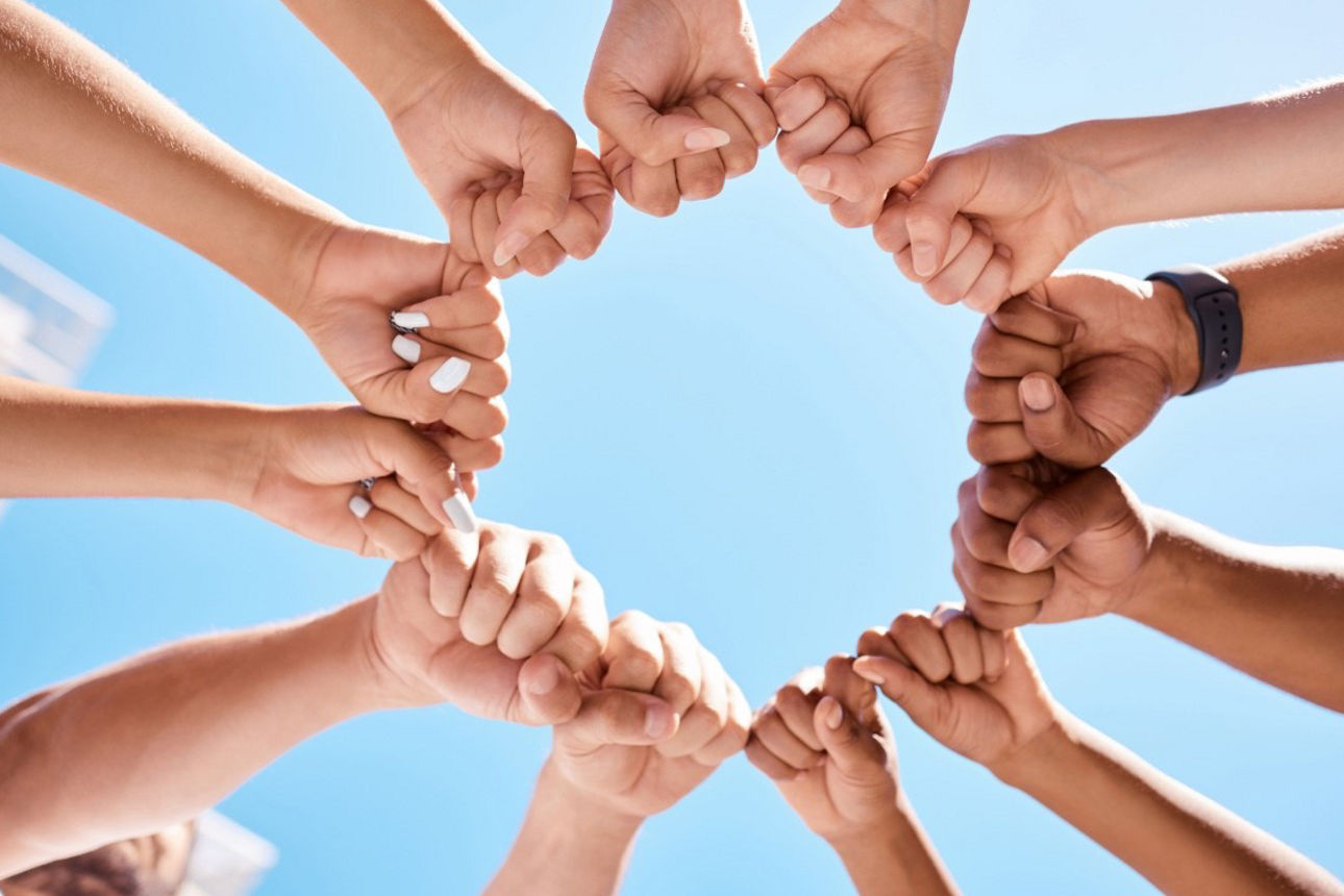 meherere Hände im Kreis