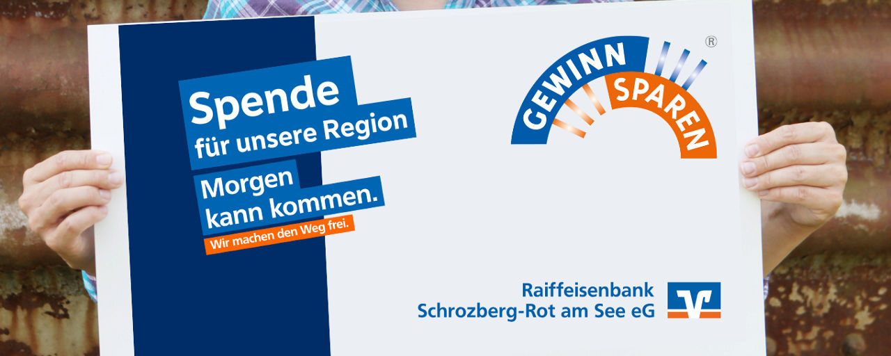 Frau hält Spendenscheck in der Hand