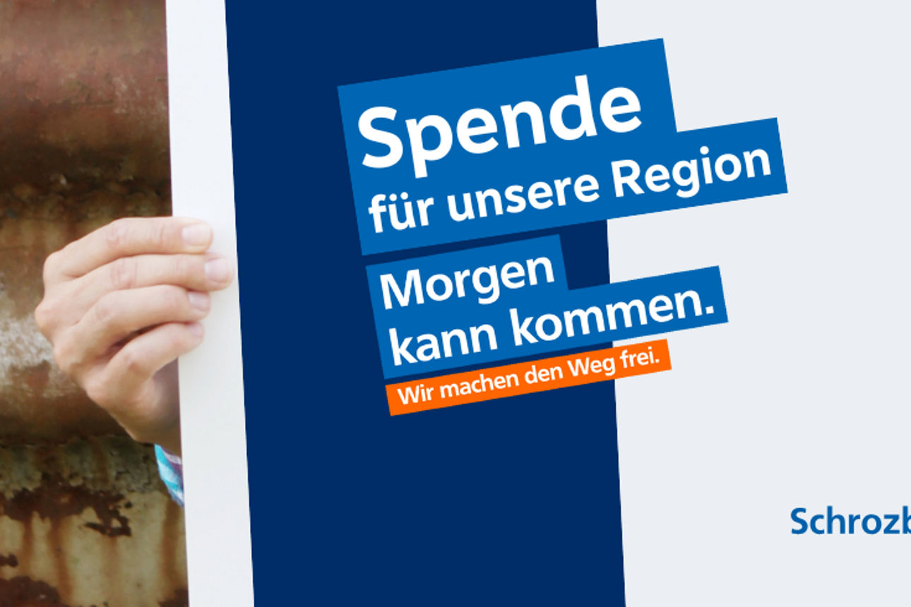 Frau hält Spendenscheck in der Hand