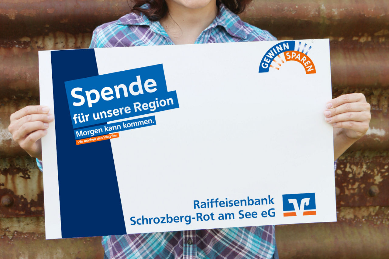 Frau hält Spendenscheck in der Hand