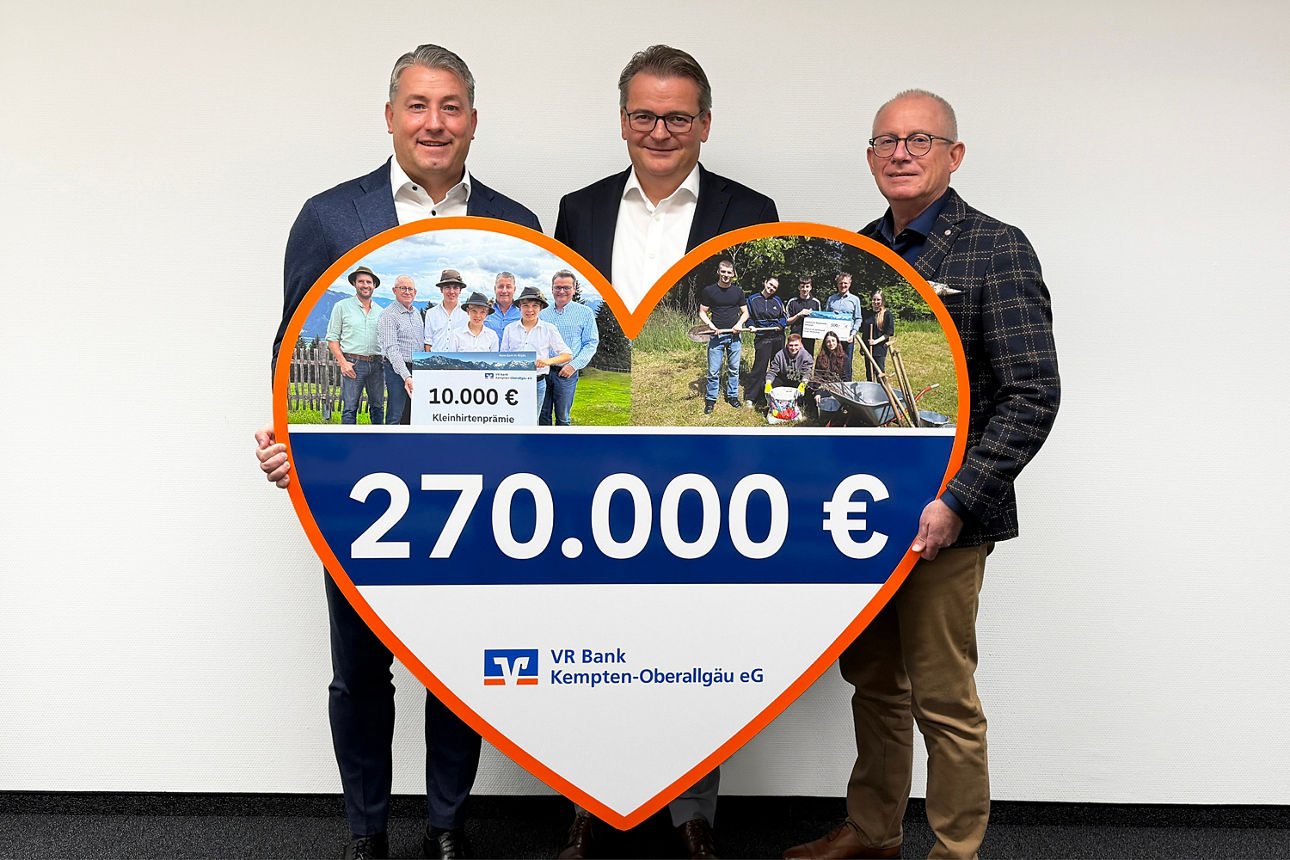 Spendensumme 2025 - 3 Vorstände halten großes Herz mit Summe 270.000 Euro