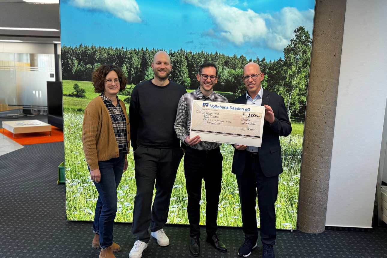 4 Personen bei einer Spendenübergabe