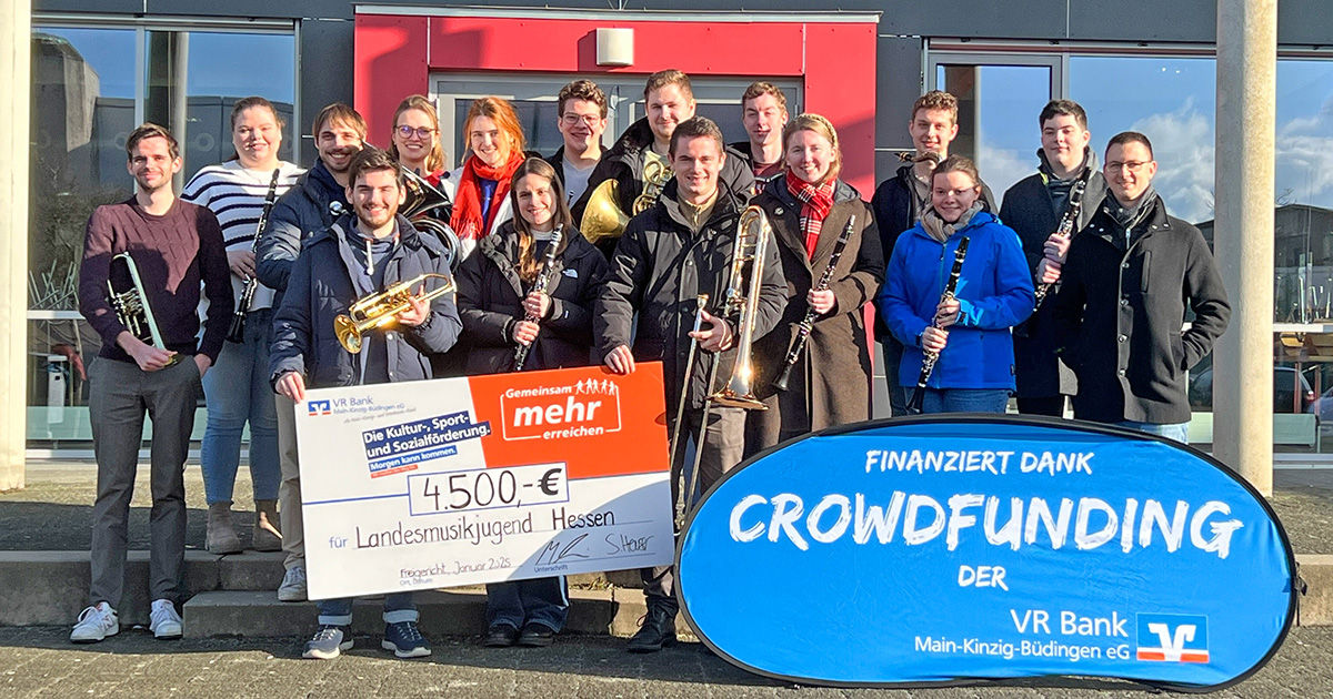 Das Bild zeigt die Spendenübergabe in Höhe von 4.500 Euro an die Landesmusikjugend Hessen. Vertreter der VR Bank überreichen einen Scheck zur Unterstützung des Crowdfunding-Projekts.