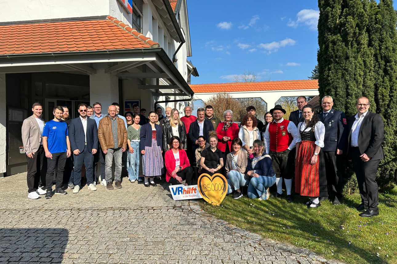 Personengruppe mit Spendenscheck