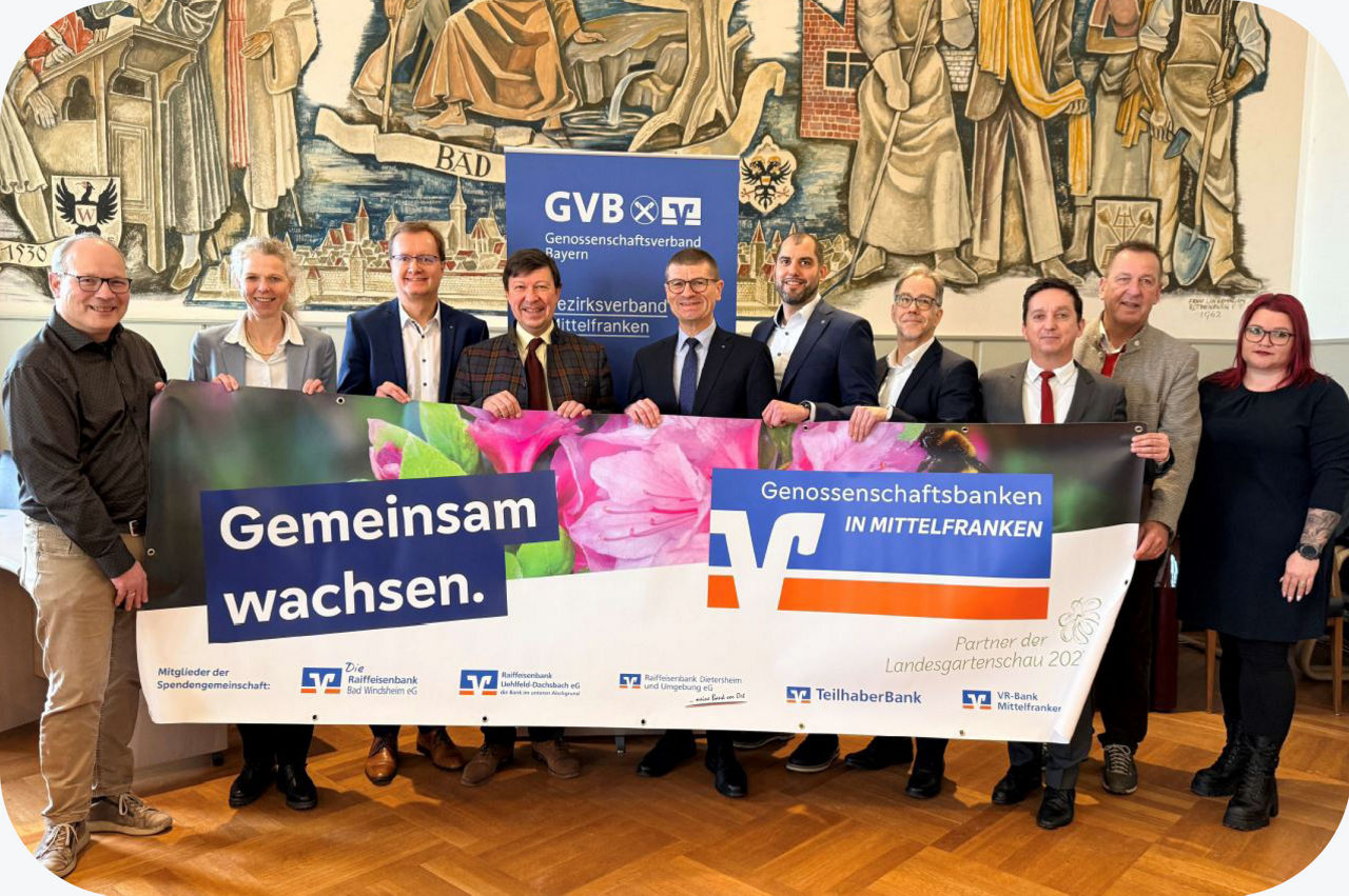 Nahaufnahme einer gelb-orange leuchtenden Blüte in warmer Farbgebung.