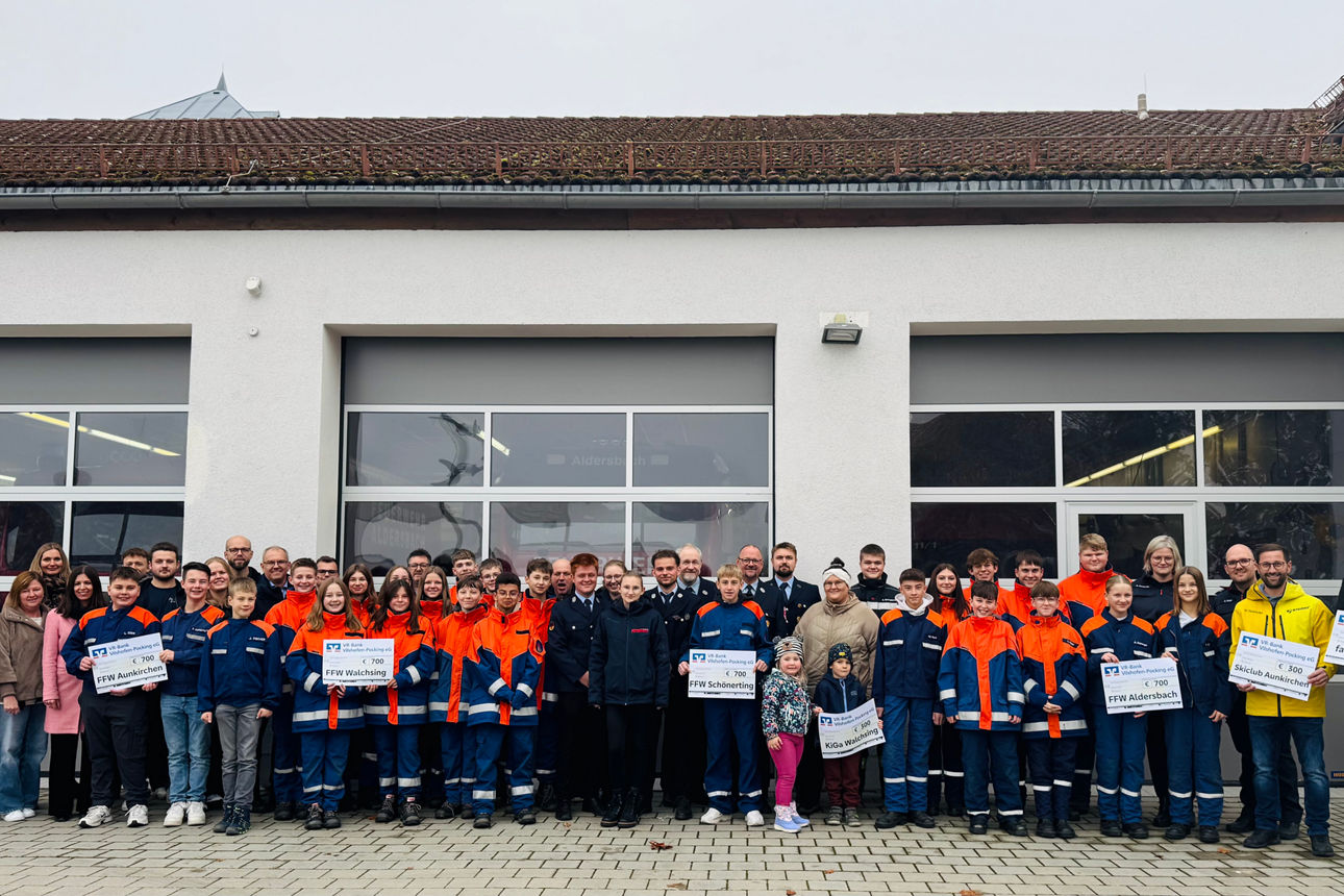 Vertreter der Bank, der Vereine und Einrichtungen bei der Scheckübergabe