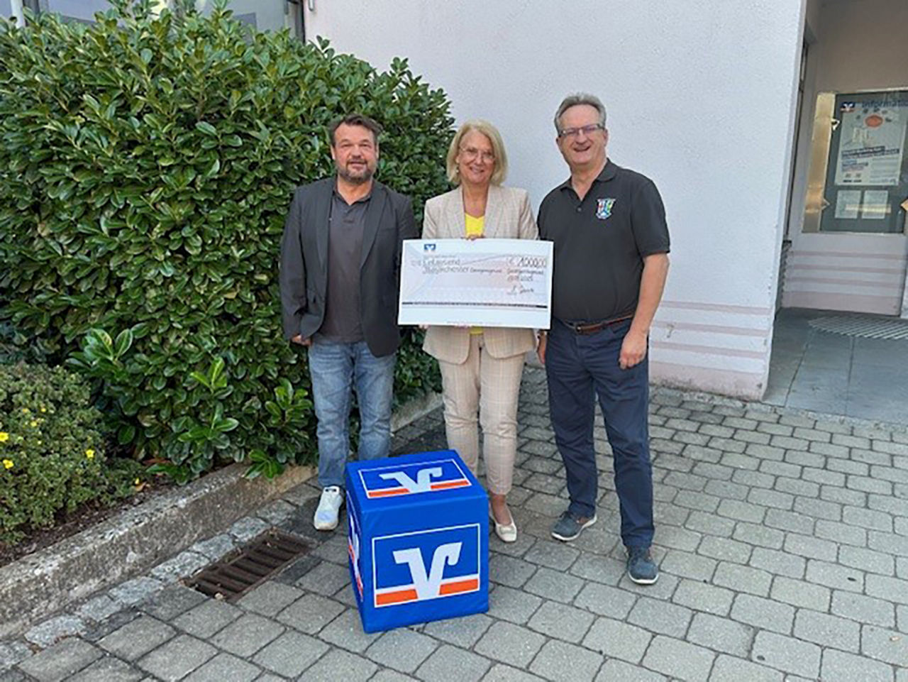 Gruppenfoto im Rahmen der Spendenübergabe