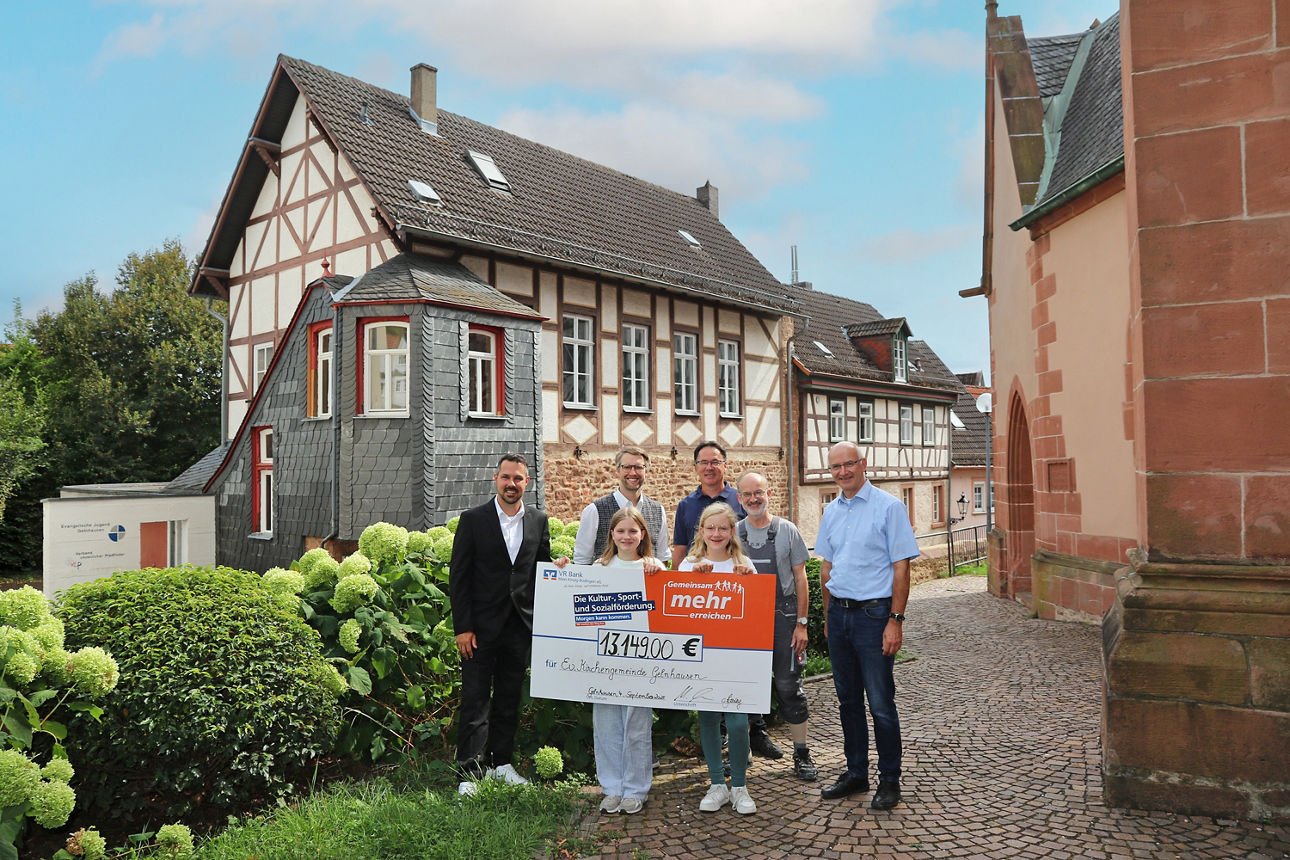 Das Bild zeigt die Spendenübergabe in Höhe von 13.1490 Euro an die Evangelische Kirchengemeinde Gelnhausen. Vertreter der VR Bank überreichen einen Scheck zur Unterstützung des Crowdfunding-Projekts rettet den Steitz.