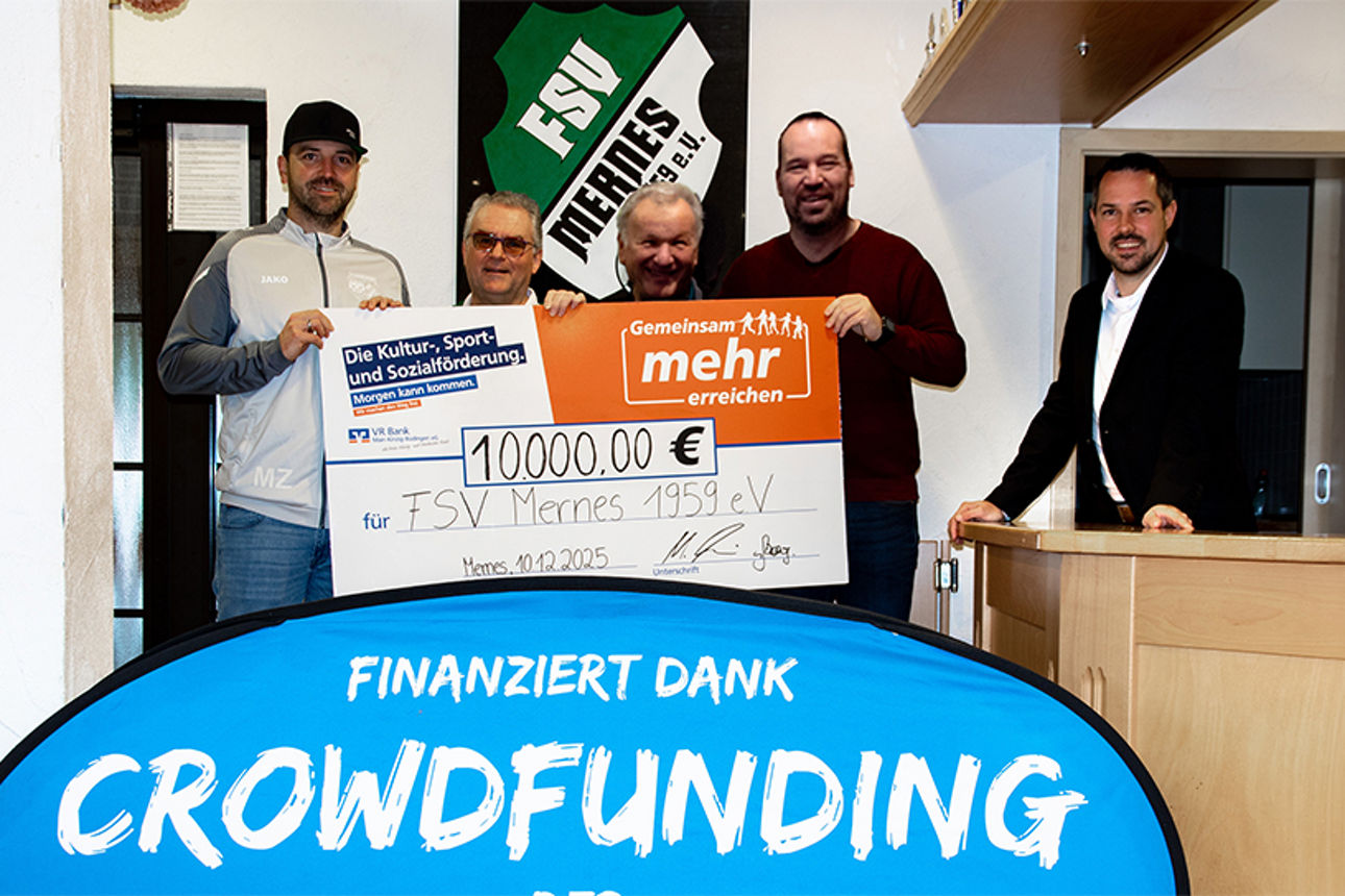 Fünf Personen bei Spendenübergabe: Übergabe eines 10.000-Euro-Schecks an den FSC Mernes, finanziert durch Crowdfunding der VR Bank.