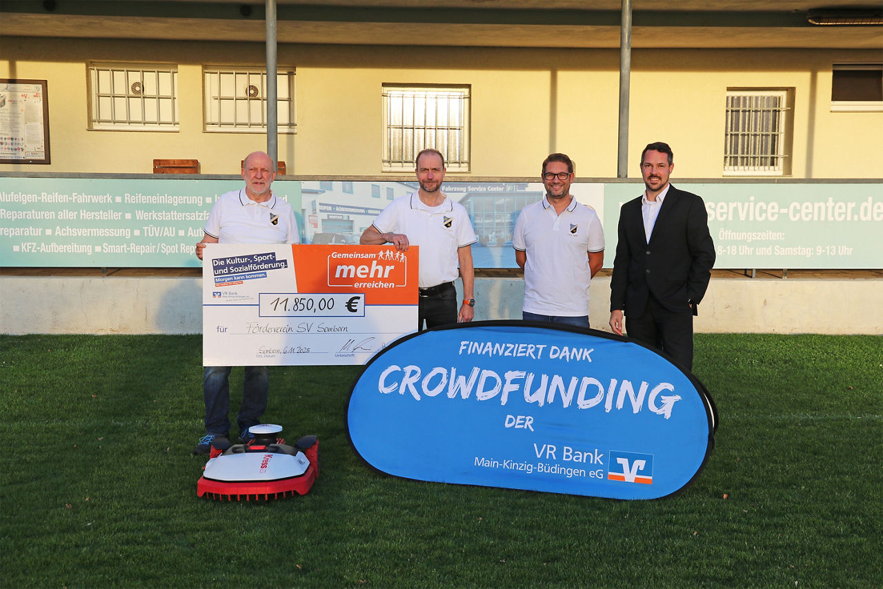 Spendenübergabe des Crowdfunding-Projekts des Fördervereins Sportverein Somborn e.V. auf dem Sportplatz mit symbolischem Scheck.