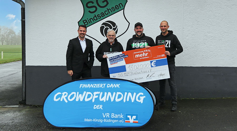 Das Bild zeigt die Spendenübergabe in Höhe von 13.020 Euro an die SG Bindsachsen für die Flutlichtanlage. Vertreter der VR Bank überreichen einen Scheck zur Unterstützung des Crowdfunding-Projekts.
